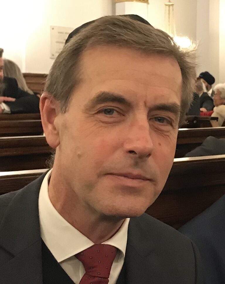 Nik Bredholdt besøger den jødisk synagoge.